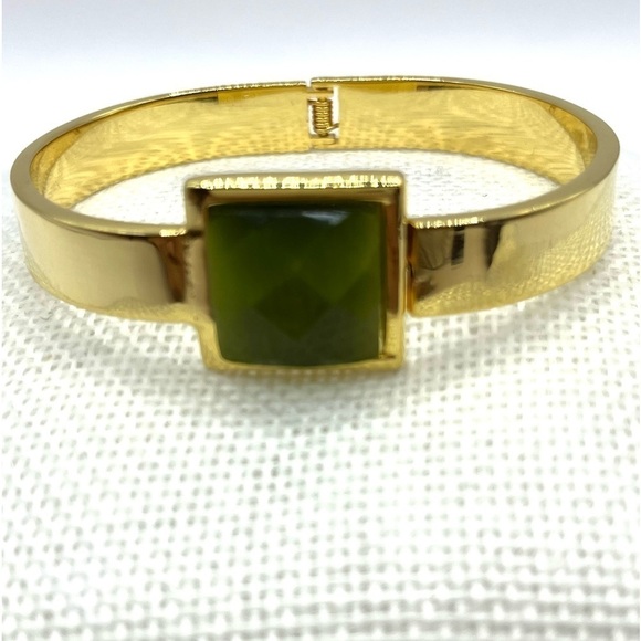 Clamper Style Bracelet Gold Tone with Peridot colored Square Acrylic Stone. - Picture 2 of 9